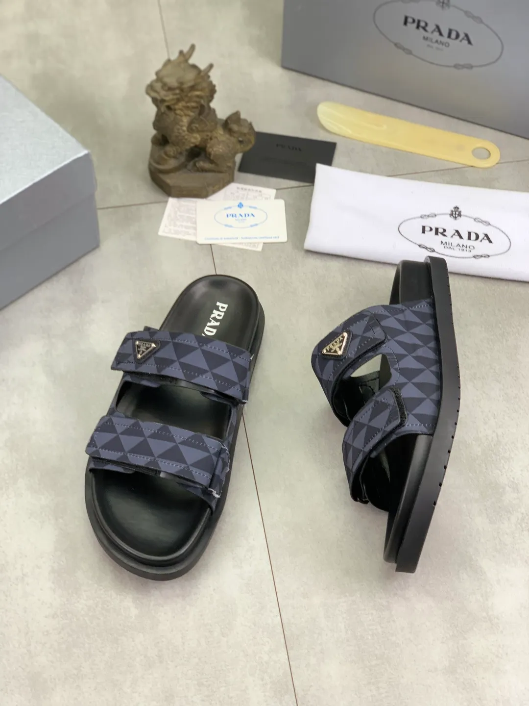 Men's shoes 💰P340💰【New style】🎁🎁🎁 PRADA Prada's new casual slippers, original official website, perfect workmanship, transmitting a kind of noble luxury, sublimating its definition of luxury in Prada's high-end extraordinary craftsmanship. Original combination outsole, code number: 38-44 (45 customized) Multiple colors 🉑️ to choose from